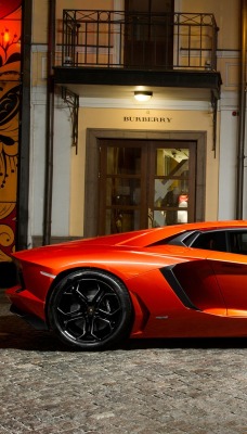 Lamborghini возле витрин