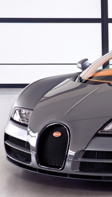 серебристая Bugatti