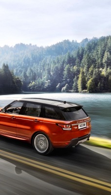 Range Rover на дороге у озера