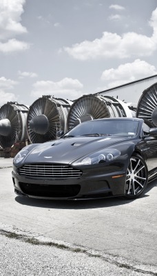 Серый Aston Martin на авиа складе