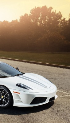 белая Ferrari