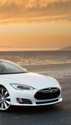 белая Tesla у моря