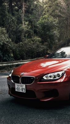 вишневая BMW на дороге