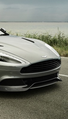 Aston Martin на берегу озера