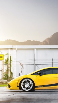 Желтая Lamborghini