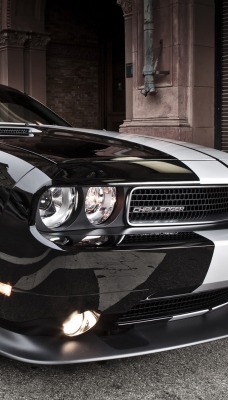 черный Dodge Challenger