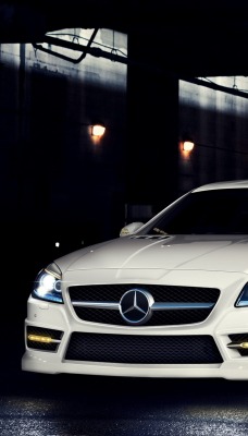 Mercedes белый на дороге