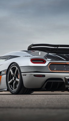 серый автомобиль спортивный koenigsegg one