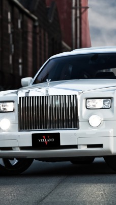 белый автомобиль rolls royce phantom