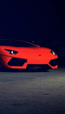 Автомобиль красный lamborghini aventador