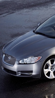 серый автомобиль Jaguar XF