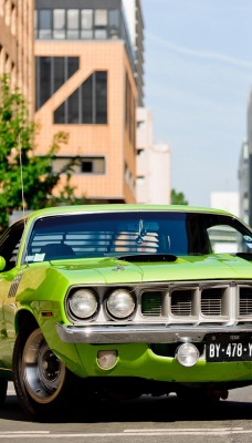 зеленый автомобиль plymouth cuda