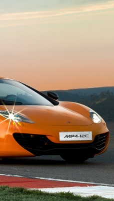 оранжевый автомобиль McLaren MP4-12C