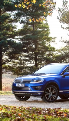 Синий автомобиль Volkswagen Touareg R-Line