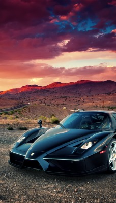 Черный спортивный автомобиль Ferrari Enzo