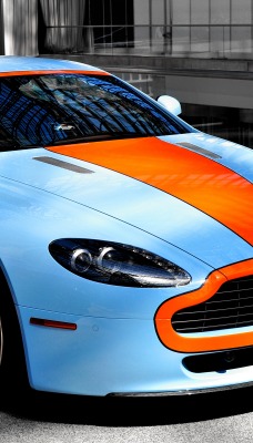 синий автомобиль aston martin gulf