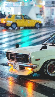 белый автомобиль Shakotan