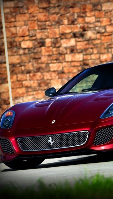 красный автомобиль Ferrari 599 GTB Fiorano