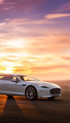 белый автомобиль Aston Martin