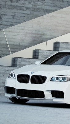 белый автомобиль bmw m5 f10