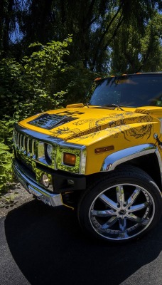 желтый джип HUMMER H2 SUT