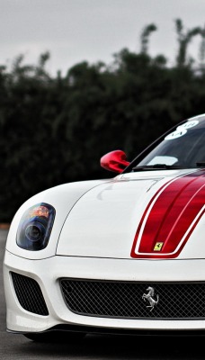 Автомобиль белый Ferrari 599 GTB