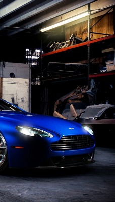 синий автомобиль Aston Martin