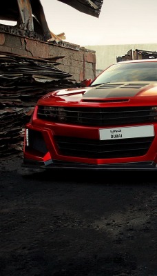 Красный спортивный автомобиль camaro guyver