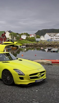 желтый автомобиль Mercedes-Benz SLS AMG E-Cell