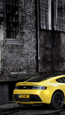 желтый атомобиль aston martin v12 vantage s