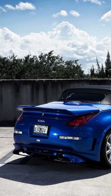 синий автомобиль Nissan 350Z