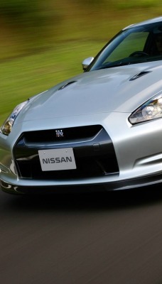 серый автомобиль nissan gtr