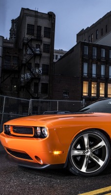 оранжевый автомобиль dodge challenger shaker