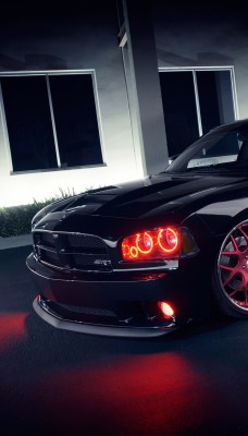 Черный автомобиль Dodge Charger