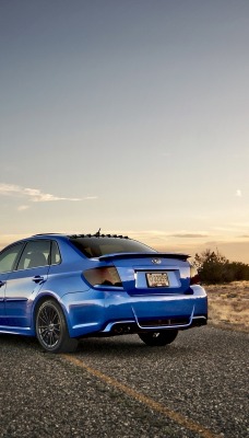 синий автомобиль subaru wrx sti