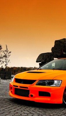 оранжеый автомобиль Mitsubishi Lancer Evolution