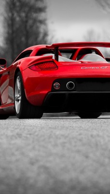 красный автомобиль Porsche Carrera GT