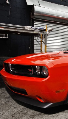 Красный спортивный автомобиль Dodge Challenger