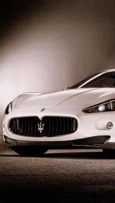 белый автомобиль maserati granturismo s