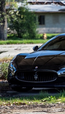 черный автомобиль maserati granturismo