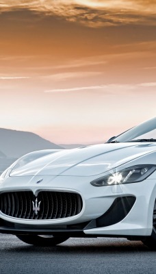 белый автомобиль maserati grancabrio mc