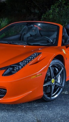 красный автомобиль спортивный ferrari 458 spider