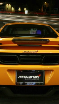 желтый спортивный автомобиль McLaren MP4 12C GT3