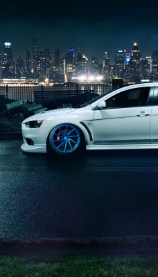 белый автомобиль Mitsubishi Evo X