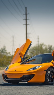 желтый спортивный автомобиль mclaren mp4-12c