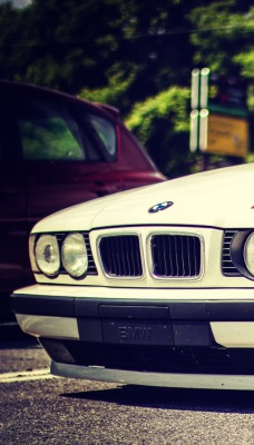 белый автомобиль bmw e34