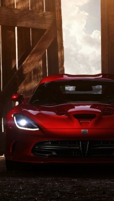 красный спортивный автомобиль Dodge Viper SRT