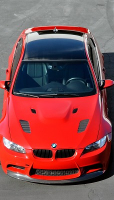 красный спортивный автомобиль BMW