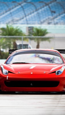 красный спортивный автомобиль Ferrari 458