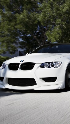 белый автомобиль BMW